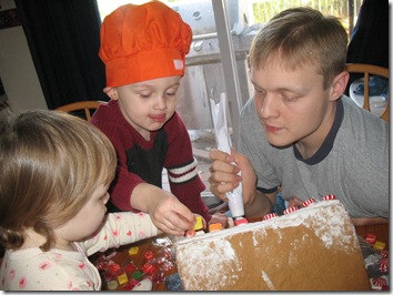 decorating the gingerbread house